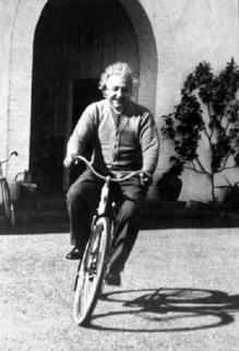 Einstein a bicyclette